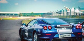 Ile waży Ferrari F40?